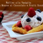 Waffles alla vaniglia con mousse al cioccolato e frutti di bosco