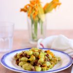 Gnocchi con pancetta pesto di pistacchi e fiori di zucca