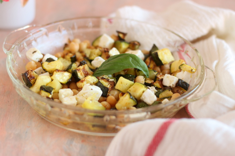 insalata-con-feta-zucchine-ceci
