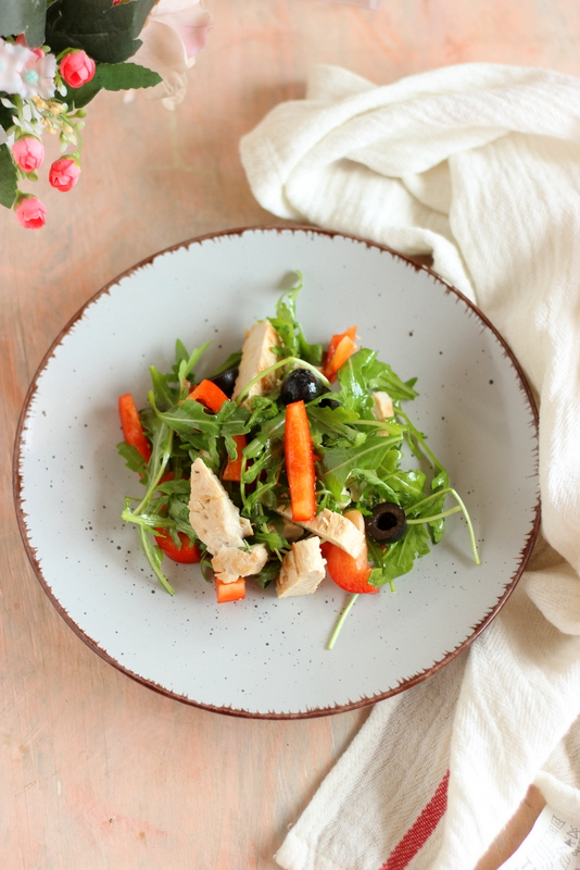 insalata-di-pollo-con-olive-e-peperoni