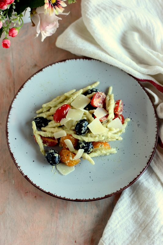 pasta-con-pesto-pomodorini-e-grana
